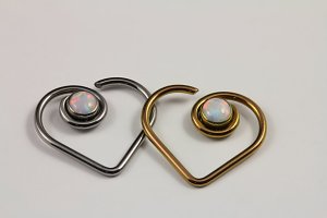 16 & 18g Niobium Heart with Opal