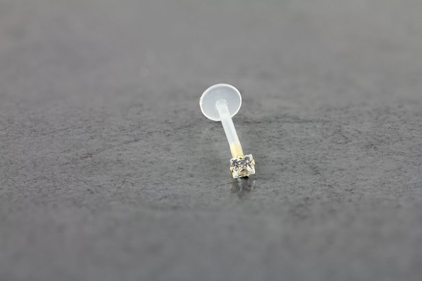 Bioflex 14K Gold 2.5mm Princess CZ Gem Labret Bioflex 14K Gold 2.5mm Princess CZ Gem Labret