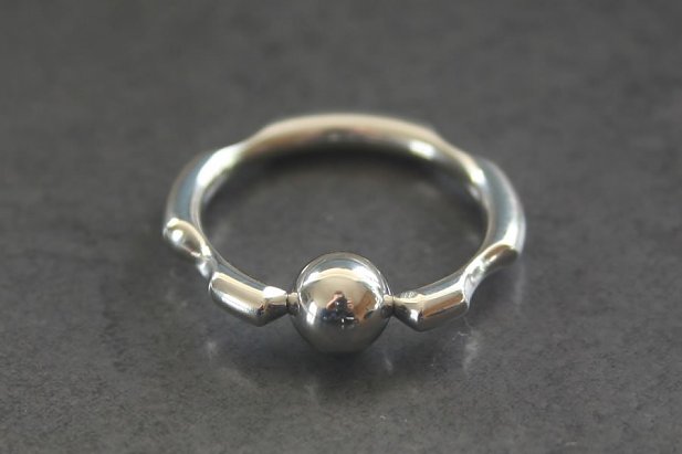 Knotched Cut Captive Ring