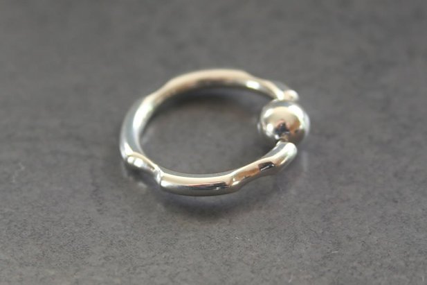 Knotched Cut Captive Ring