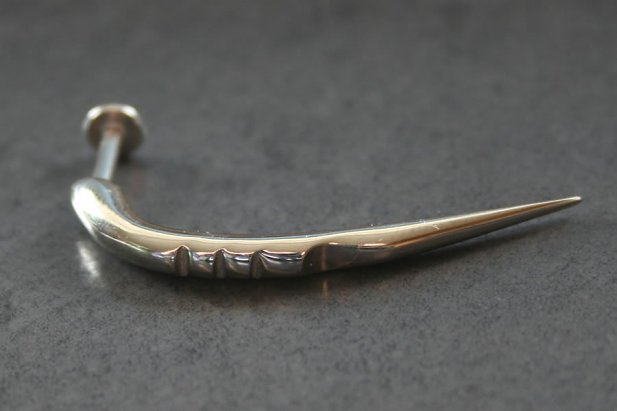 thumbnail interactive-video image 1 of 16g Labret Horn Claw Spike Chin Cuff - 316L Surgical Steel - Punk Style Piercing 1 of 3
